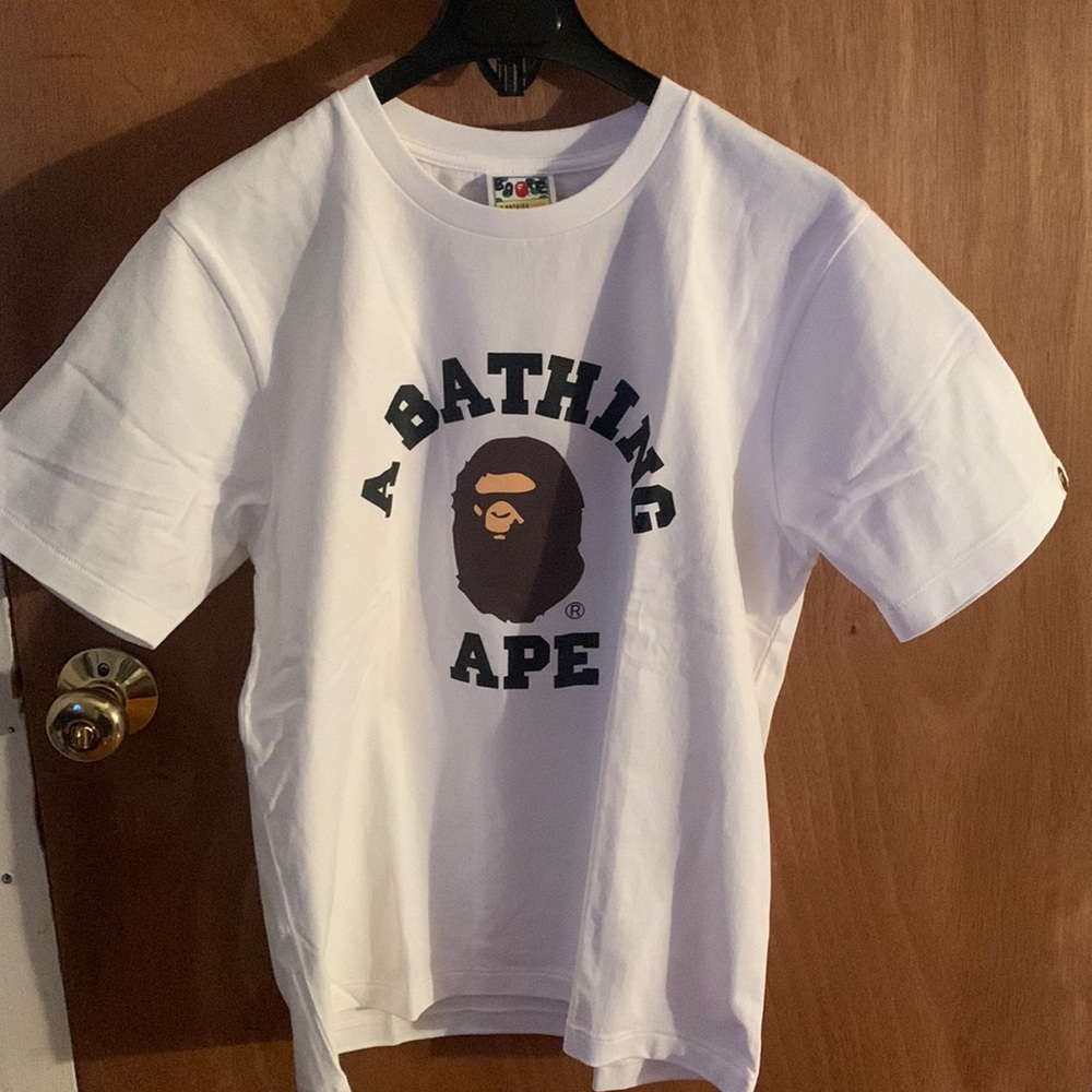 Selling a woman A BATHING APE 🦍 shirt any questions ask 🌸😊